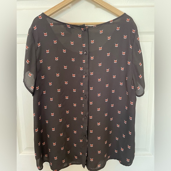 Women’s shortsleeved, “Torrid,” “foxy” black blouse - Picture 3 of 8